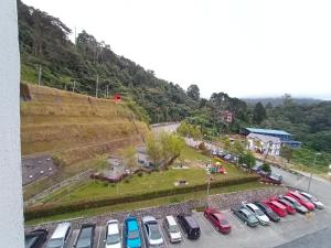 Un tas de voitures garées dans un parking dans l'établissement Nurul Aisyah Homestay, à Tanah Rata