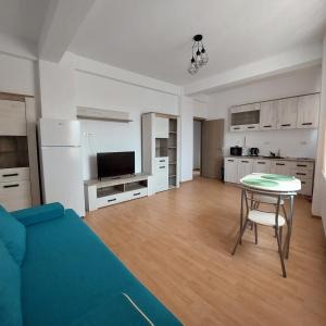 een woonkamer met een tafel en een keuken bij Apartament1 in Constanţa