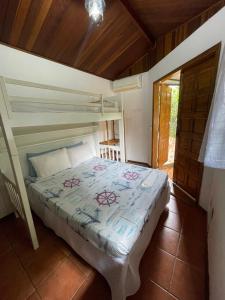 een slaapkamer met een bed in een kamer bij Suítes Guaratuba in Bertioga
