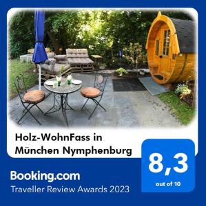 慕尼黑的住宿－Holz-Wohnfass in München-Nymphenburg，一张带桌子和帐篷的后院的照片