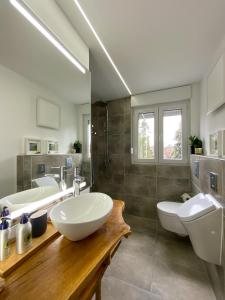 a bathroom with two sinks and two toilets at Green Caroline in Berlin