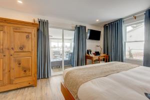 a bedroom with a bed and a large window at Auberge Handfield et Spa in Saint-Marc-sur-Richelieu