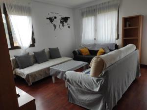 sala de estar con 2 sofás y sofá en EN EL CORAZON DEL BARRIO DE LA ESTACIÓN en Haro