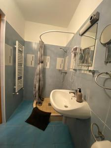 Döbrököz的住宿－Verona Panzió，一间带水槽和镜子的浴室