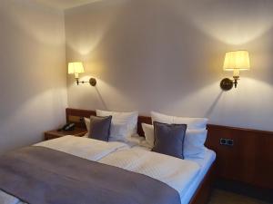 Postel nebo postele na pokoji v ubytování Käfernberg - Weinhotel