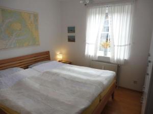 una camera da letto con due letti e una finestra di Muschel a Wittdün
