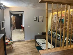 un soggiorno con divano e una scala di City Garden Studio a Plovdiv