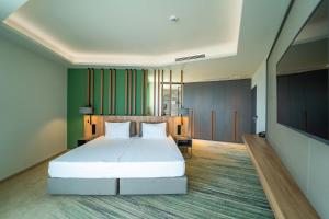 a bedroom with a bed and a flat screen tv at HVD Reina del Mar - Premium Spa Service & Free Parking in Obzor