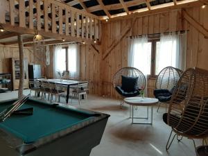 Billiards table sa Agroturystyka siedlisko stodoła w stylu boho, imprezy okolicznościowe,