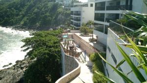 a balcony of a building with a view of the ocean at Moderno Apartamento na Enseada com Wi-Fi e Vista Espetacular - Para Família e Home Office - 300m da praia in Guarujá