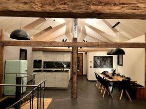 a kitchen and dining room with a table and chairs at Chalet Charbon in Boltigen