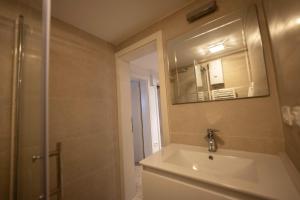 Un baño con lavabo y ducha con espejo. en Wohnung Porto, en Mošćenička Draga 17 fotos más