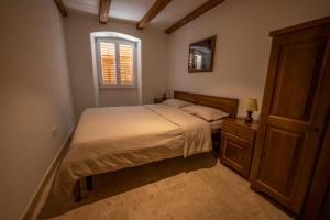 Un dormitorio pequeño con una cama y una ventana. en Wohnung Porto, en Mošćenička Draga