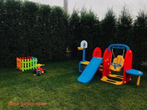 Eine Gruppe von Kinderspielgeräten im Gras in der Unterkunft Kartepe Paradise in Kartepe