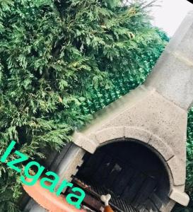 una persona parada frente a un túnel con un árbol en Kartepe Paradise, en Kartepe