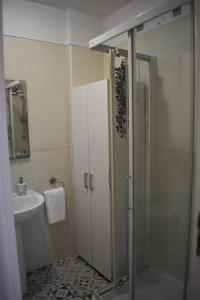 La salle de bains est pourvue d'une douche et d'un lavabo. dans l'établissement Cerca del mar 500mbs WIFI, à Puertito de Güímar