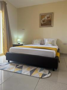 uma cama grande num quarto com um tapete em Lux Suites Palm Terraces Apartments Nyali em Nyali