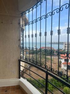 uma varanda com vista para o oceano em Lux Suites Palm Terraces Apartments Nyali em Nyali