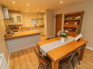 Lavender Cottage في سيدبرغ: مطبخ وغرفة طعام مع طاولة وكراسي
