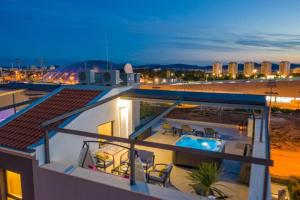 Bazén v ubytovaní Luxury Majpruz Suites I alebo v jeho blízkosti