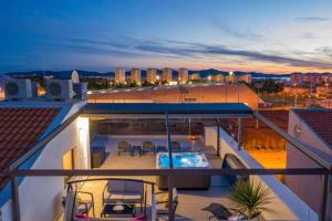 balkon z wanną z hydromasażem na dachu budynku w obiekcie Luxury Majpruz Suites I w mieście Zadar