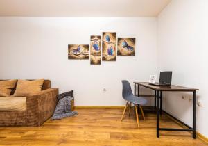 - un salon avec une table et un canapé dans l'établissement The Walnut 2BD Apartment, à Plovdiv