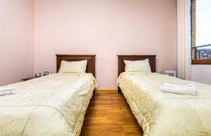 - deux lits assis l'un à côté de l'autre dans une pièce dans l'établissement The Walnut 2BD Apartment, à Plovdiv