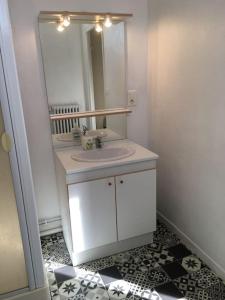 łazienka z umywalką i lustrem w obiekcie Duplex tout confort dans Boulogne w mieście Boulogne-sur-Mer +15 zdjęć