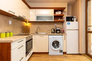 La cuisine est équipée d'un lave-linge et d'un réfrigérateur. dans l'établissement The Walnut 2BD Apartment, à Plovdiv