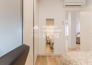 um quarto com uma cama e uma porta de vidro deslizante em La terraza del Falla, Feel Cádiz em Cádiz