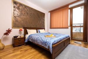 - une chambre avec un grand lit et une tête de lit en bois dans l'établissement The Walnut 2BD Apartment, à Plovdiv