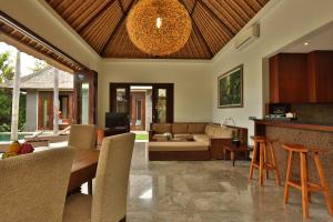 Ein Sitzbereich in der Unterkunft Mahagiri Villas Sanur