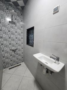y baño con lavabo y ducha. en Green Surf House en Agadir