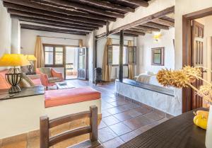 A seating area at Hotel Apartamento Nueva Alcazaba