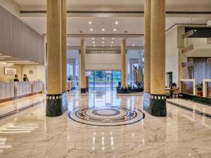 un hall d'un hôtel avec colonnes dans l'établissement Sayaji Indore, à Indore