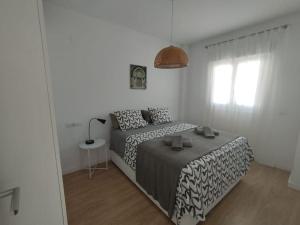 Łóżko lub łóżka w pokoju w obiekcie Cerca de todo piscina terraza wifi