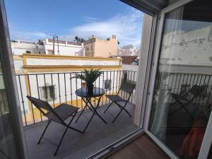 taras ze stołem i krzesłami na balkonie w obiekcie Cerca de todo piscina terraza wifi w mieście Tarifa