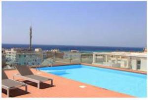 duży basen na dachu budynku w obiekcie Cerca de todo piscina terraza wifi w mieście Tarifa