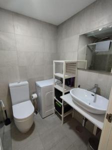 Łazienka w obiekcie Cerca de todo piscina terraza wifi