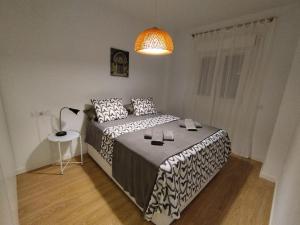 Łóżko lub łóżka w pokoju w obiekcie Cerca de todo piscina terraza wifi