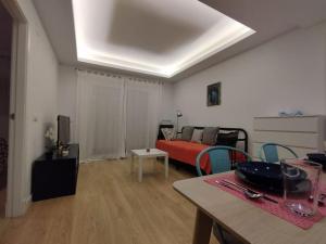 salon z kanapą i stołem w obiekcie Cerca de todo piscina terraza wifi w mieście Tarifa