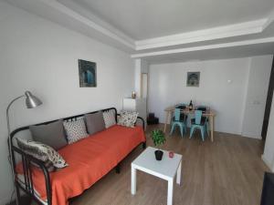 salon z kanapą i stołem w obiekcie Cerca de todo piscina terraza wifi w mieście Tarifa