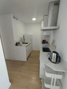 Kuchnia lub aneks kuchenny w obiekcie Cerca de todo piscina terraza wifi