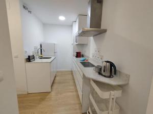 Kuchnia lub aneks kuchenny w obiekcie Cerca de todo piscina terraza wifi