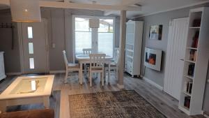 a dining room with a table and chairs in a room at Ferienvilla-mv in Linstow