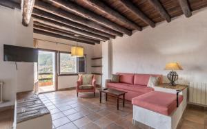 A television and/or entertainment centre at Hotel Apartamento Nueva Alcazaba