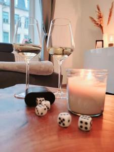 a table with two glasses of wine and dice at Daheim in Dresden in Dresden