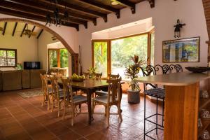 a kitchen and dining room with a table and chairs at Wanakaset Panama in Dolega