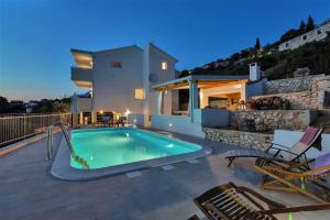 Hồ bơi trong/gần Charmy Villa Hill with Pool