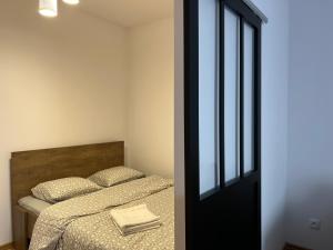 um quarto com uma cama ao lado de uma janela em Nowe mieszkanie, fajna kamienica em Pabianice